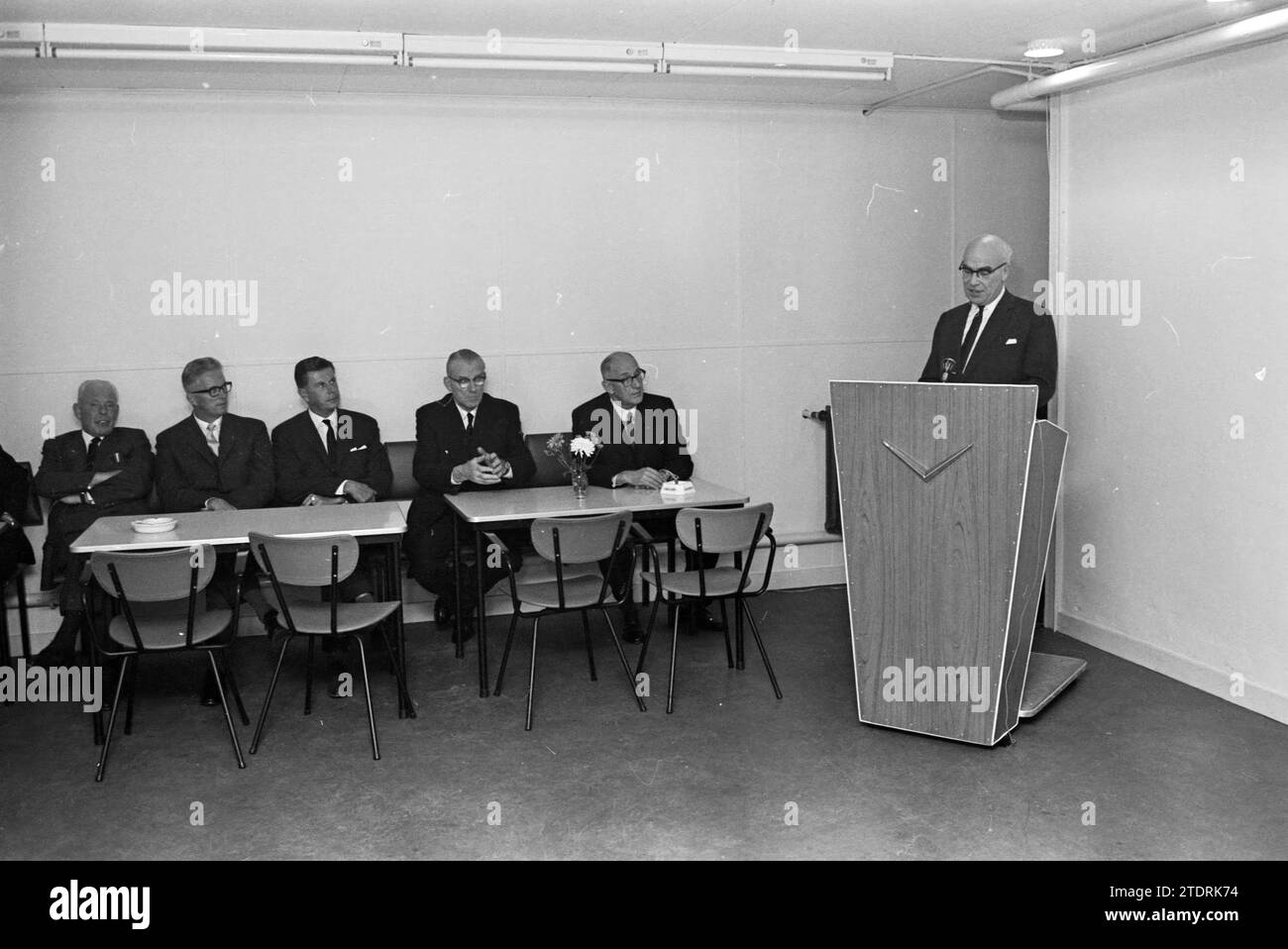1000th Leyland bus, Noord Zuid Hollandse Vervoersmaatschappij N.V., NZ, Verheul Carosseriefabriek Waddinxveen, 13-09-1965, Whizgle News from the Past, taillé pour l'avenir. Explorez les récits historiques, l'image de l'agence néerlandaise avec une perspective moderne, comblant le fossé entre les événements d'hier et les perspectives de demain. Un voyage intemporel façonnant les histoires qui façonnent notre avenir Banque D'Images