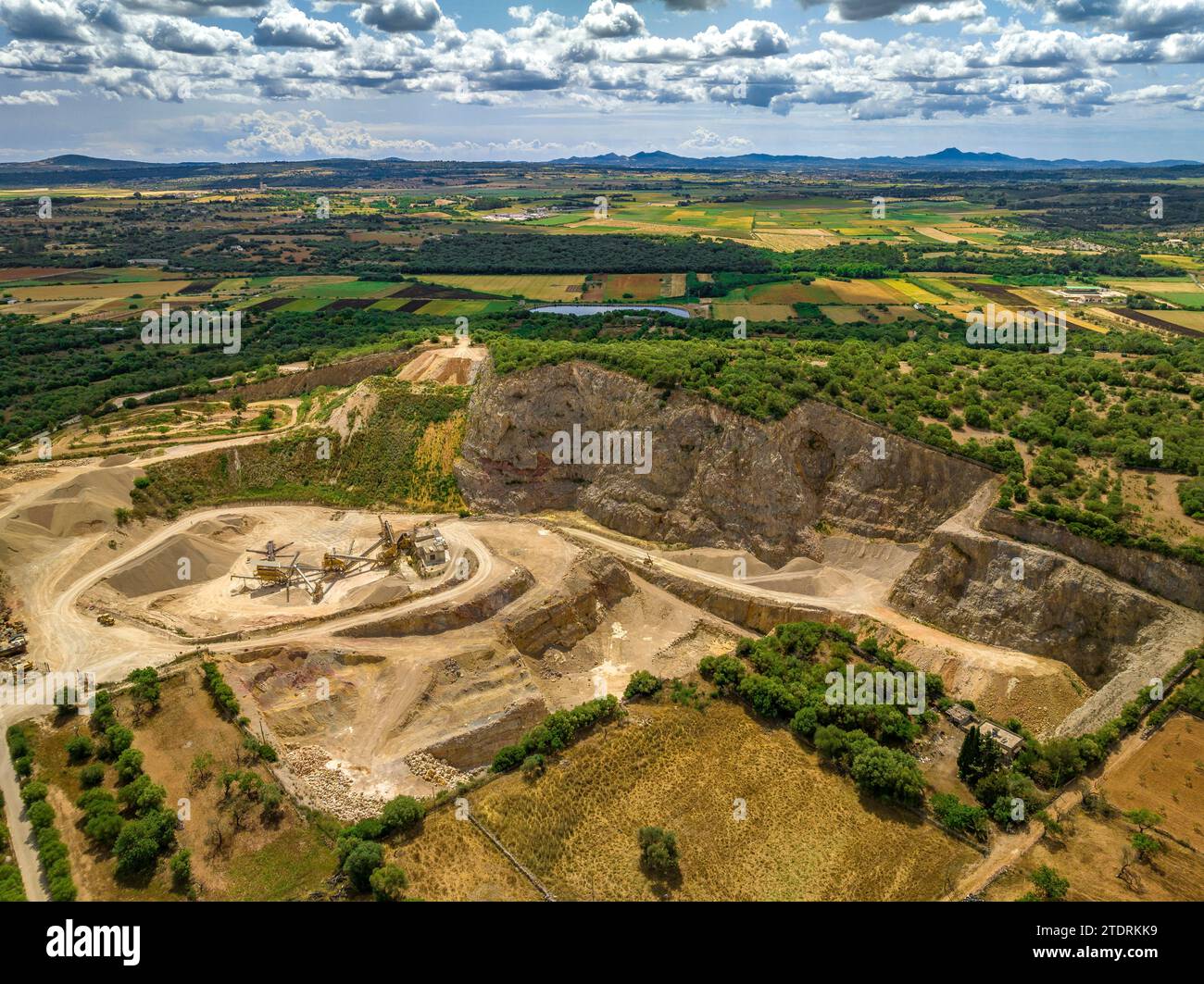 Vue aérienne de la gravière des Puig, près du village de Maria la Salut, dans la région du Pla de Mallorca (Majorque, Îles Baléares, Espagne) Banque D'Images
