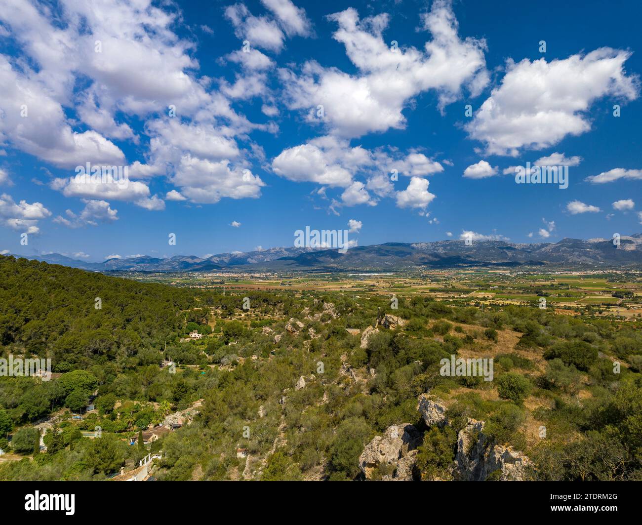 Vue aérienne du Puig de Santa Eugènia, près du village de Santa Eugènia. En arrière-plan, la chaîne de montagnes Serra de Tramuntana. Mallorca Espagne Banque D'Images