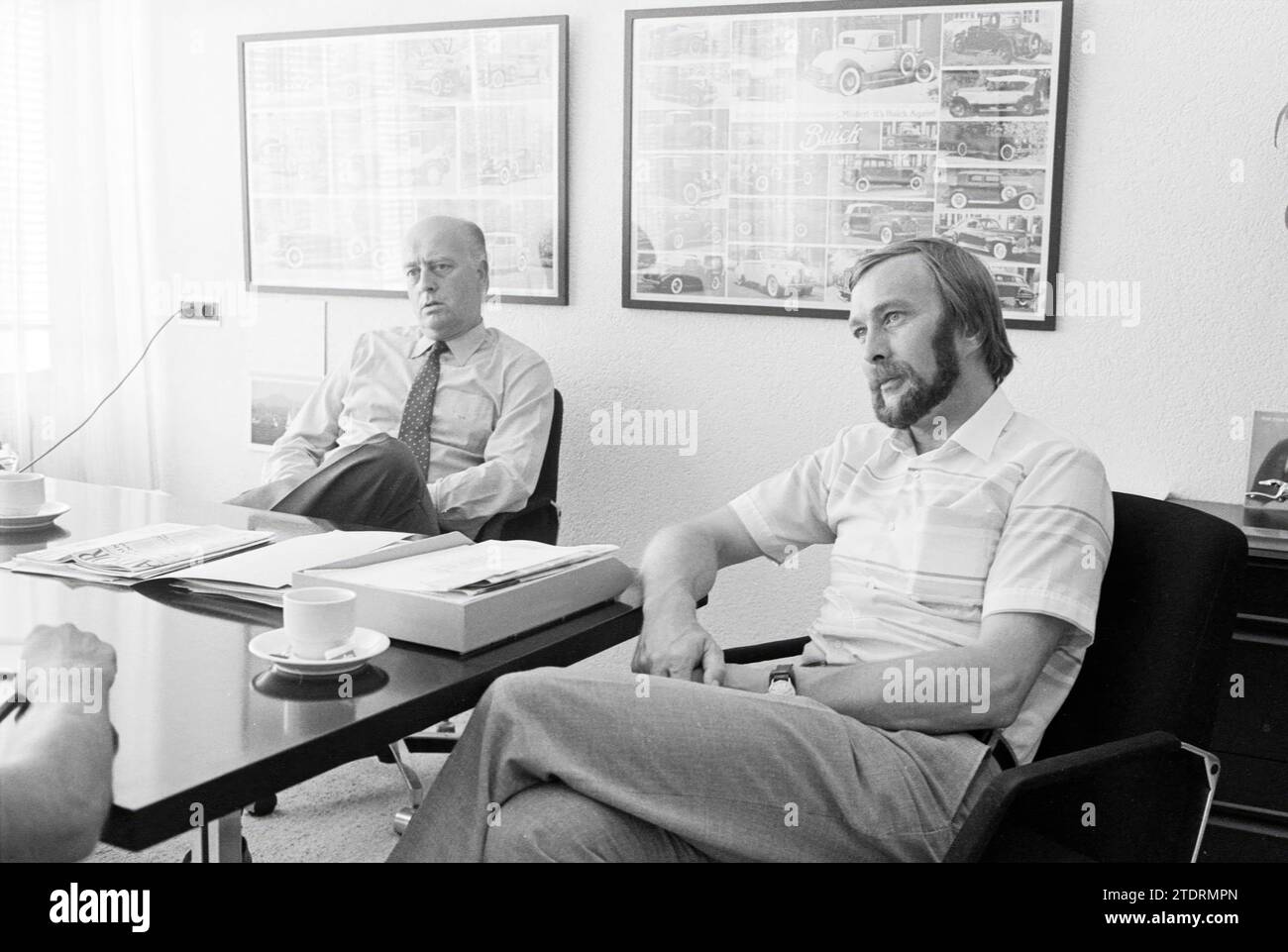 Directeur Postma et Trompetter Vermande imprimerie IJmuiden, Persons Companies, IJmuiden, pays-Bas, 24-08-1984, Whizgle nouvelles du passé, adaptées à l'avenir. Explorez les récits historiques, l'image de l'agence néerlandaise avec une perspective moderne, comblant le fossé entre les événements d'hier et les perspectives de demain. Un voyage intemporel façonnant les histoires qui façonnent notre avenir Banque D'Images