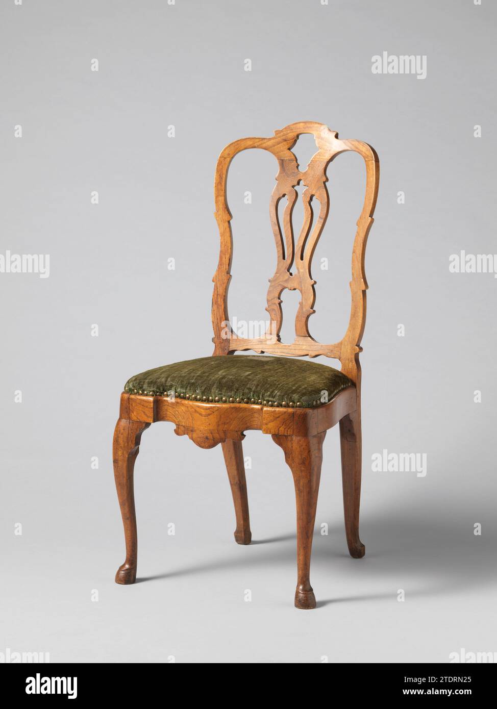 Chaise avec rembourrage de velours pressé avec dans le dos un motif d'une tête d'homme louée dans le profil, anonyme, 1785 - 1800 chaise d'acajou, recouverte de velours vert pressé, dans le dos avec un motif d'un médaillon entouré de vignes de feuilles, couronné par une guirlande. Dans le médaillon, une tête d'homme de profil. Les pattes carrées rajeunissent ; les pattes postérieures sont eightrow. La pré-règle est courbée entre les pièces d'angle droit et, ainsi que le seuil supérieur, sous une guirlande, a une tête d'homme louée. Les seuils du dos trapézoïdal sont faiblement cornés. Pays-Bas septentrionaux Bois des pays-Bas (matériel végétal). ma Banque D'Images