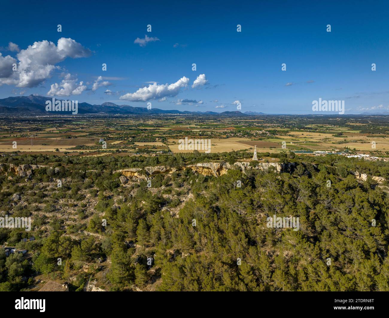 Vue aérienne du sommet du Puig de Santa Eugènia. En arrière-plan, la chaîne de montagnes de la Serra de Tramuntanta (Majorque, Îles Baléares, Espagne) Banque D'Images
