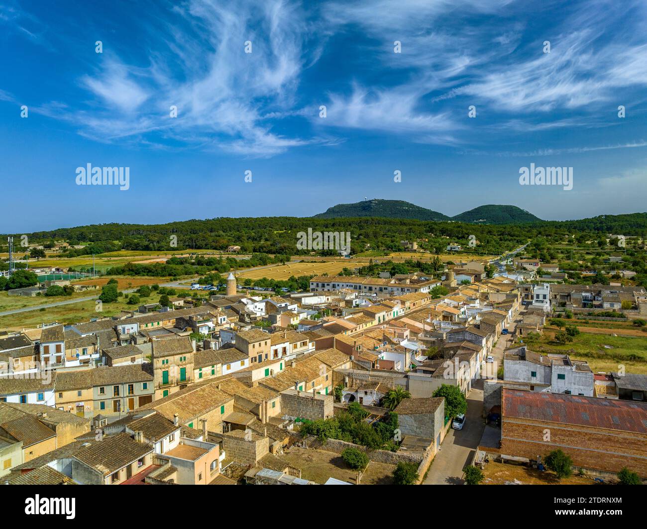 Vue aérienne de la ville d'Algaida un après-midi de printemps. En arrière-plan, la montagne Puig de Randa (Majorque, Îles Baléares, Espagne) Banque D'Images