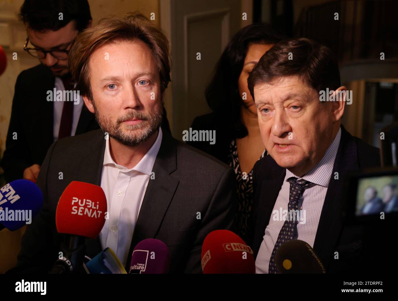 © PHOTOPQR/LE PARISIEN/Jean-Baptiste Quentin ; Paris ; 19/12/2023 ; Assemblée nationale salle des quatre colonnes les députés et sénateurs de la commission mixte paritaire, chargés de trouver un compromis, sont parvenus à un accord avec le soutien de la droite et cela très contrôlé de l'extrême droite. Réactions Boris Vallaud © LP/Jean-Baptiste Quentin - Paris, France, 19 décembre 2023 droit de l'immigration Réunion depuis lundi soir, les sept députés et les sept sénateurs sont parvenus à un projet commun de texte, qui sera maintenant soumis au Sénat puis à l'Assemblée. T Banque D'Images