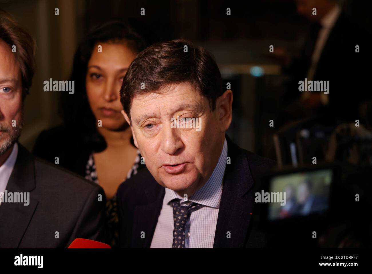 © PHOTOPQR/LE PARISIEN/Jean-Baptiste Quentin ; Paris ; 19/12/2023 ; Assemblée nationale salle des quatre colonnes les députés et sénateurs de la commission mixte paritaire, chargés de trouver un compromis, sont parvenus à un accord avec le soutien de la droite et cela très contrôlé de l'extrême droite. Réactions © LP/Jean-Baptiste Quentin - Paris, France, 19 décembre 2023 droit de l'immigration Réunion depuis lundi soir, les sept députés et les sept sénateurs sont parvenus à un projet commun de texte, qui sera maintenant soumis au Sénat puis à l'Assemblée. Ils ont atteint an Banque D'Images