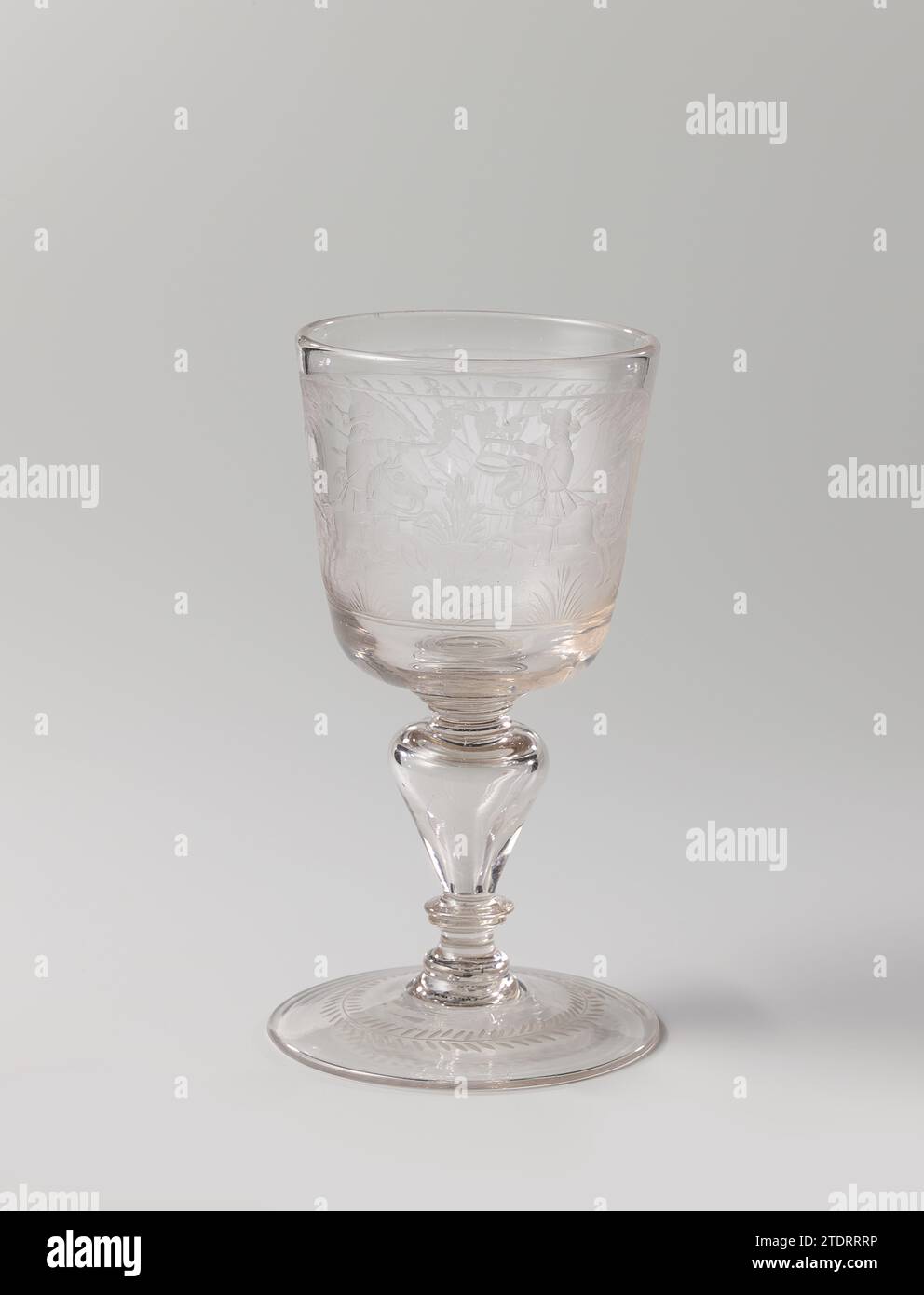 Bokaal avec deux cavaliers duulants, c. 1700 - c. 1725 Bokaal avec pied conique et tribu balustre creux avec disques. Sur le calice une représentation gravée de deux cavaliers en duel avec des pistolets. Bohemen (peut-être) verre soufflant Bokaal avec pied conique et tribu balustre creux avec disques. Sur le calice une représentation gravée de deux cavaliers en duel avec des pistolets. Bohemen (peut-être) soufflage de verre Banque D'Images