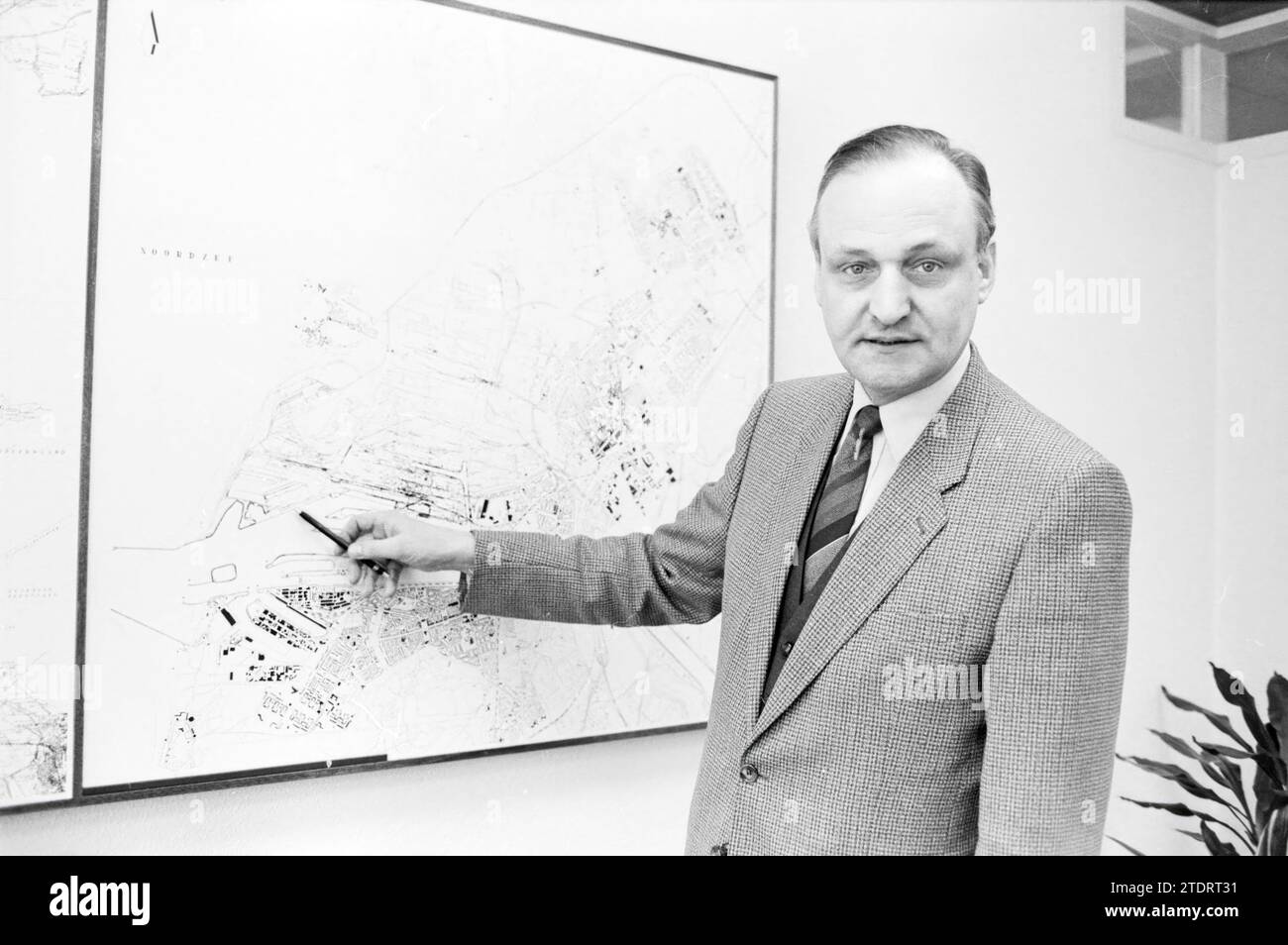 MR. Van Tol graving fields Hoogovens, Hoogovens, 23-01-1985, Whizgle News from the Past, taillé sur mesure pour l'avenir. Explorez les récits historiques, l'image de l'agence néerlandaise avec une perspective moderne, comblant le fossé entre les événements d'hier et les perspectives de demain. Un voyage intemporel façonnant les histoires qui façonnent notre avenir Banque D'Images