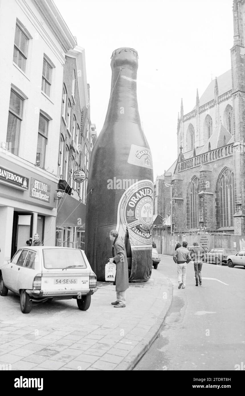 Bouteille de bière au studio théâtre, Crazy Things, 12-12-1984, Whizgle News from the Past, taillée pour l'avenir. Explorez les récits historiques, l'image de l'agence néerlandaise avec une perspective moderne, comblant le fossé entre les événements d'hier et les perspectives de demain. Un voyage intemporel façonnant les histoires qui façonnent notre avenir Banque D'Images