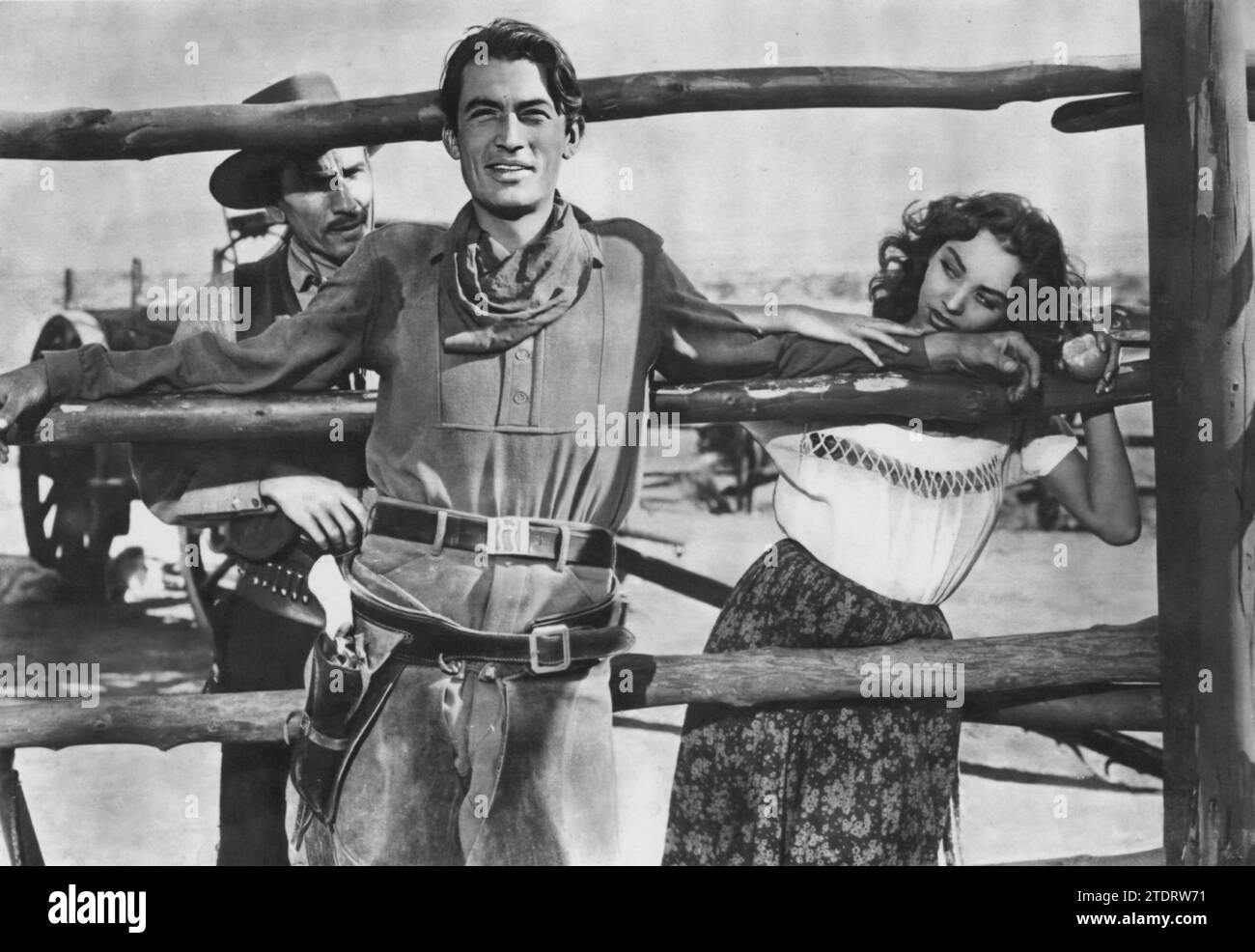 Gregory Peck et Jennifer Jones jouent dans l'épopée Western duel in the Sun (1946). Réalisé par King Vidor, ce film, souvent appelé « Western Gone with the Wind », est connu pour ses histoires dramatiques et son cinéma vif. Jones joue Pearl Chavez, une femme amérindienne ardente, tandis que Peck incarne Lewt McCanles, un personnage charismatique mais troublé. Leur relation intense et tumultueuse à l'écran est au cœur du récit du film, qui explore les thèmes de la passion, des conflits et de la lutte entre le bien et le mal dans l'Ouest américain. Banque D'Images
