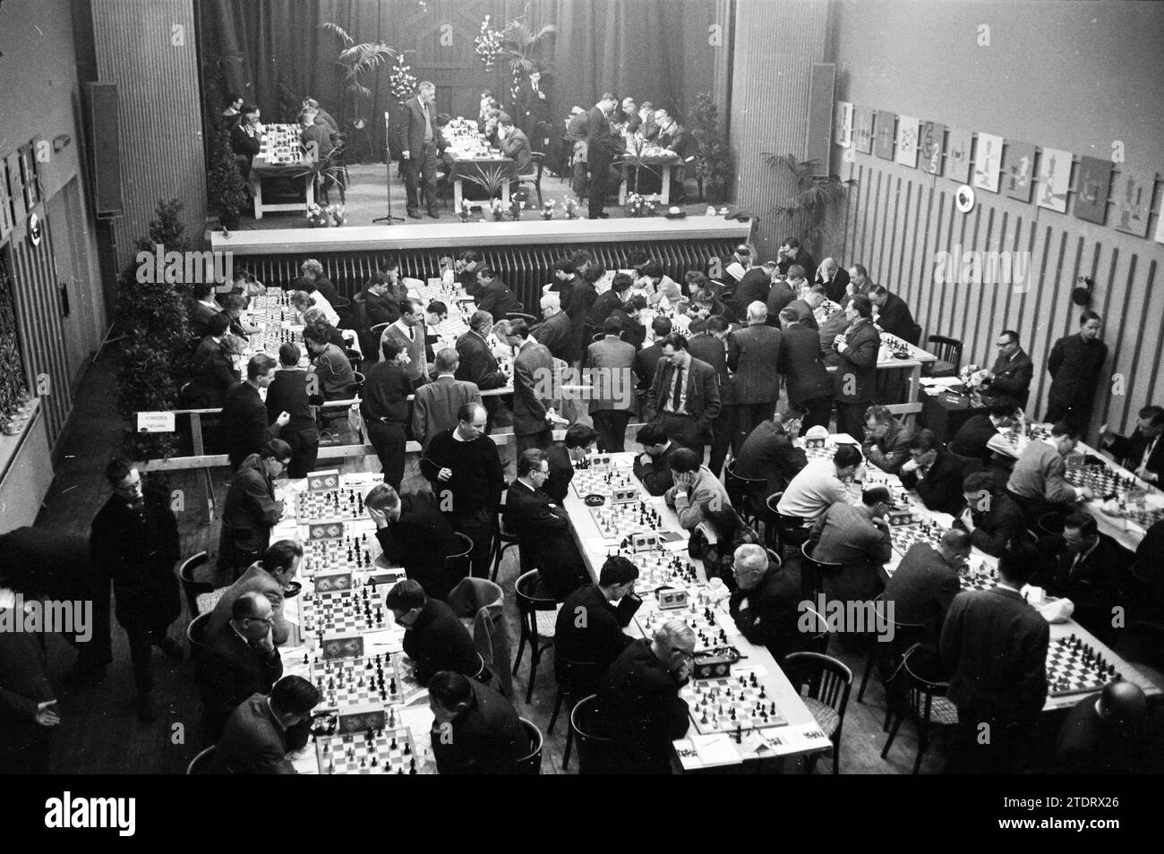 Les échecs de Blastovens au Studio Kennemer Theater Beverwijk, échecs, 18-01-1963, Whizgle nouvelles du passé, adaptées à l'avenir. Explorez les récits historiques, l'image de l'agence néerlandaise avec une perspective moderne, comblant le fossé entre les événements d'hier et les perspectives de demain. Un voyage intemporel façonnant les histoires qui façonnent notre avenir Banque D'Images