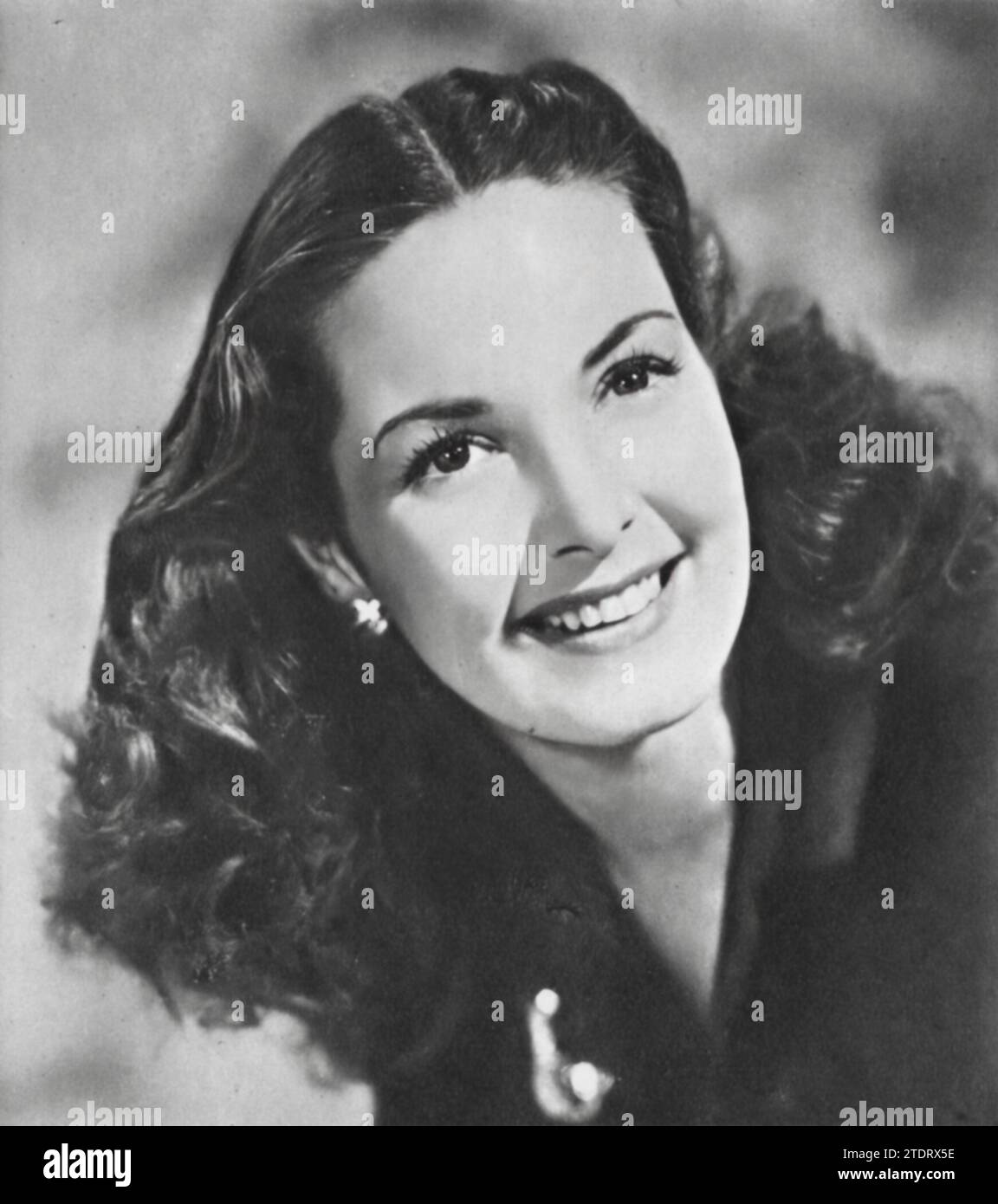 Patricia Roc (née le 7 juin 1915 - décédée le 30 décembre 2003) a été célébrée pour son rôle dans millions Like US (1943). Ce drame britannique de guerre se concentre sur la vie des femmes entrant sur le marché du travail pendant la Seconde Guerre mondiale, soulignant leurs luttes et leur camaraderie. La performance de ROC en tant que Celia Crowson résonne profondément, capturant l'essence de la détermination et de la résilience pendant une époque tumultueuse. Banque D'Images
