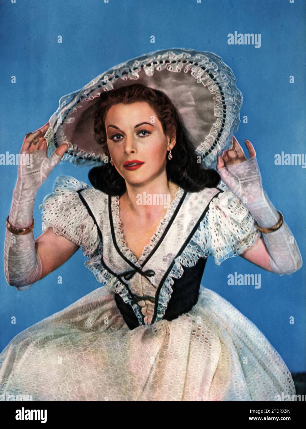Hedy Lamarr (née le 9 novembre 1914 - morte le 19 janvier 2000), une actrice célèbre connue pour sa beauté frappante et son talent, brillait brillamment dans des films tels que Dishonored Lady (1947). Dans ce film, Lamarr dépeint Madeleine Damien, une montrice d’art luttant contre les troubles intérieurs et les pressions sociétales. Sa performance nuancée dans ce rôle dramatique démontre sa capacité à transmettre des émotions profondes et complexes, faisant d'elle une icône inoubliable de l'écran argenté. Banque D'Images