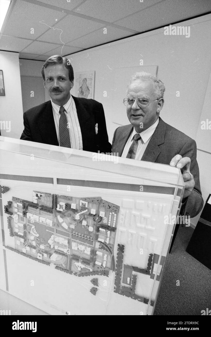 Deux hommes dans un parc d’affaires modèle Lijnden, agence immobilière Larmag, 23-07-1991, Whizgle News from the Past, taillé pour l’avenir. Explorez les récits historiques, l'image de l'agence néerlandaise avec une perspective moderne, comblant le fossé entre les événements d'hier et les perspectives de demain. Un voyage intemporel façonnant les histoires qui façonnent notre avenir Banque D'Images