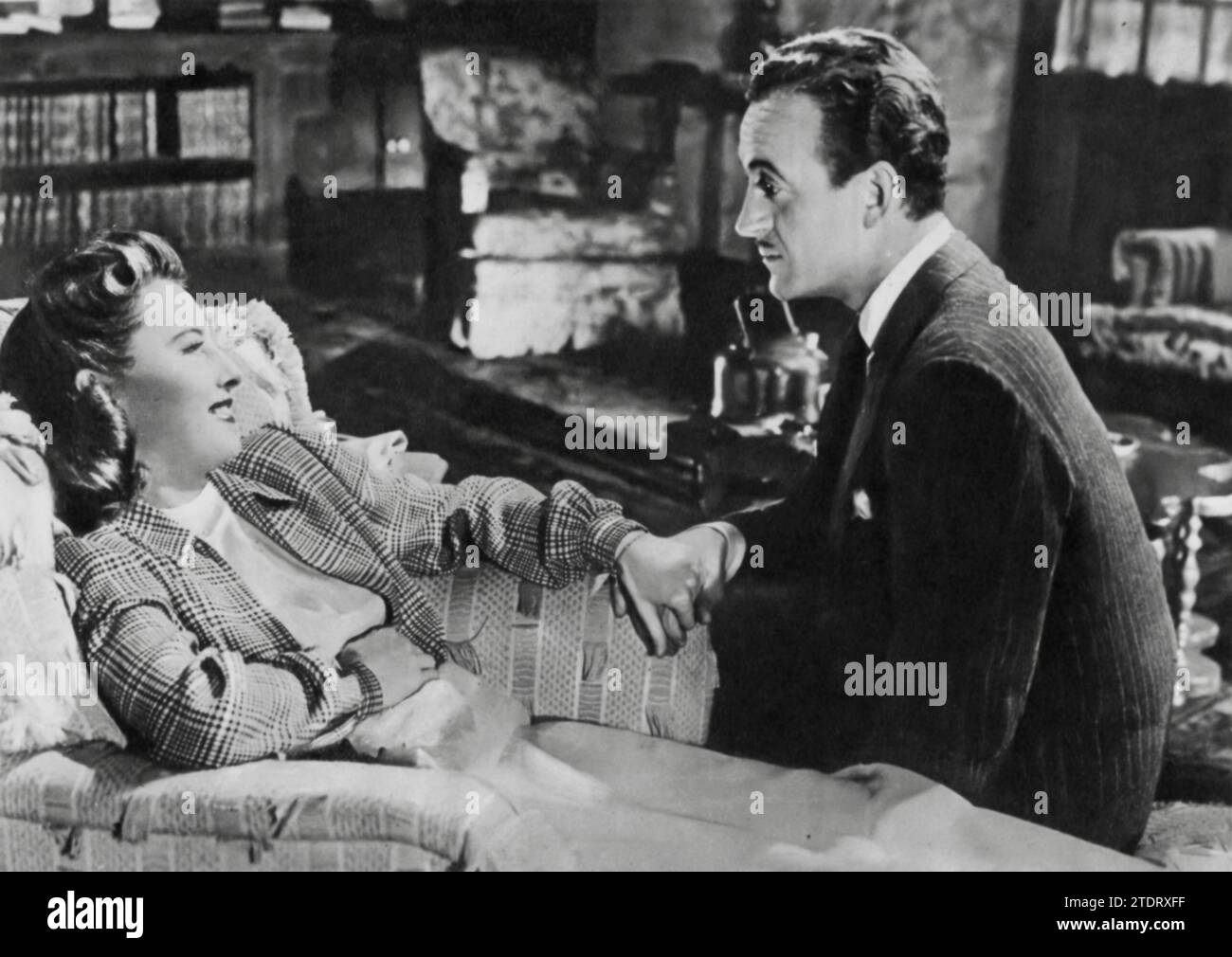 Barbara Stanwyck et David Niven jouent dans le drame romantique The Other Love (1947). Dans ce film, Stanwyck dépeint une pianiste de concert qui tombe amoureuse de son médecin, joué par Niven, alors qu'elle est traitée pour tuberculose dans un sanatorium suisse. Le film explore les thèmes de l'amour, de la maladie et des choix auxquels on est confronté dans des circonstances extraordinaires. Les performances de Stanwyck et Niven apportent profondeur et émotion à cette histoire poignante, faisant de 'The Other Love' un film mémorable de l'époque. Banque D'Images