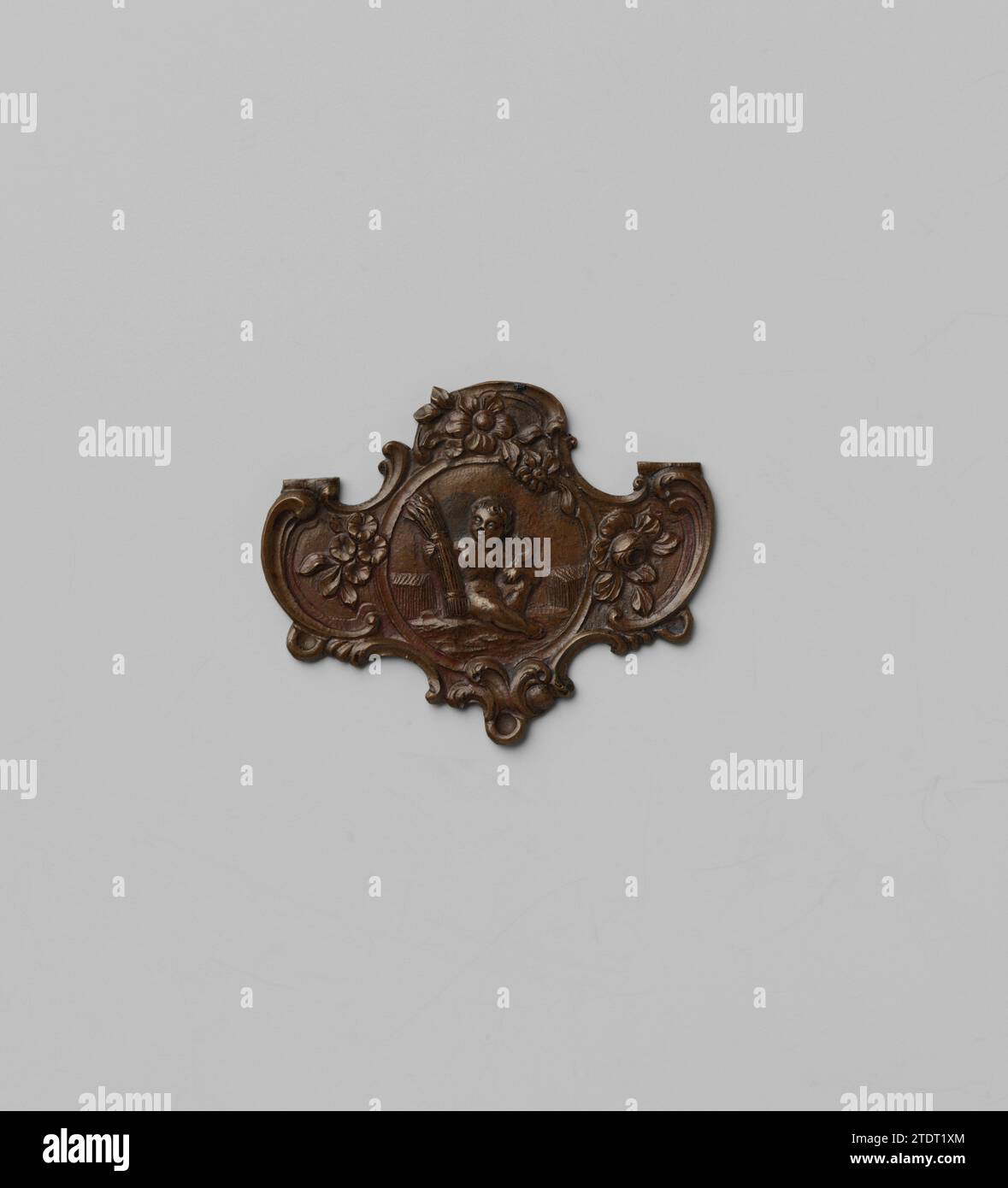 Modèle pour un élément décoratif d'une chatelaine, anonyme, c. 1750 - c. 1775 le modèle chassé hors de la plaque pour un moule est équipé d'un ornement rococo entouré d'un putto avec une gerbe de maïs et une faucille. En bas le long des bords trois -œillet -montage des maillons. Amsterdam cuivre (métal) le modèle chassé de la plaque pour un moule est équipé d'un ornement rococo entouré d'un putto avec une gerbe de maïs et une faucille. En bas le long des bords trois -œillet -montage des maillons. Cuivre Amsterdam (métal) Banque D'Images