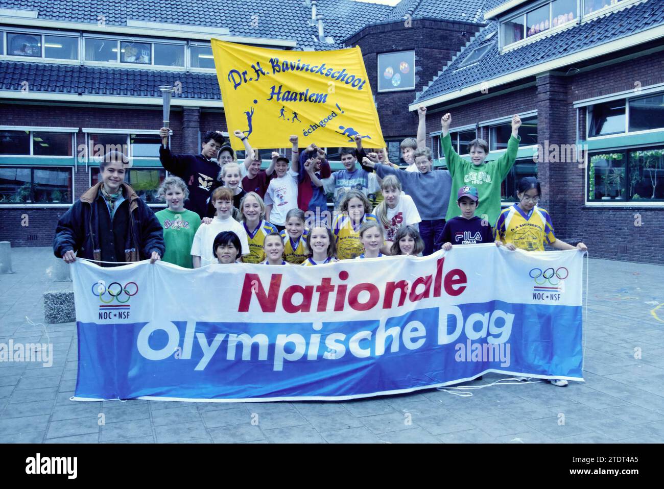 La championne olympique Yvonne van Gennip (avant gauche) dans le cadre de la Journée nationale olympique NOC*NSF à Dr. H. Bavinckschool, Rechthuisstraat, coin Ambachtstraat, Haarlem, Rechthuisstraat, pays-Bas, 31-03-1998, Whizgle nouvelles du passé, adaptées à l'avenir. Explorez les récits historiques, l'image de l'agence néerlandaise avec une perspective moderne, comblant le fossé entre les événements d'hier et les perspectives de demain. Un voyage intemporel façonnant les histoires qui façonnent notre avenir Banque D'Images