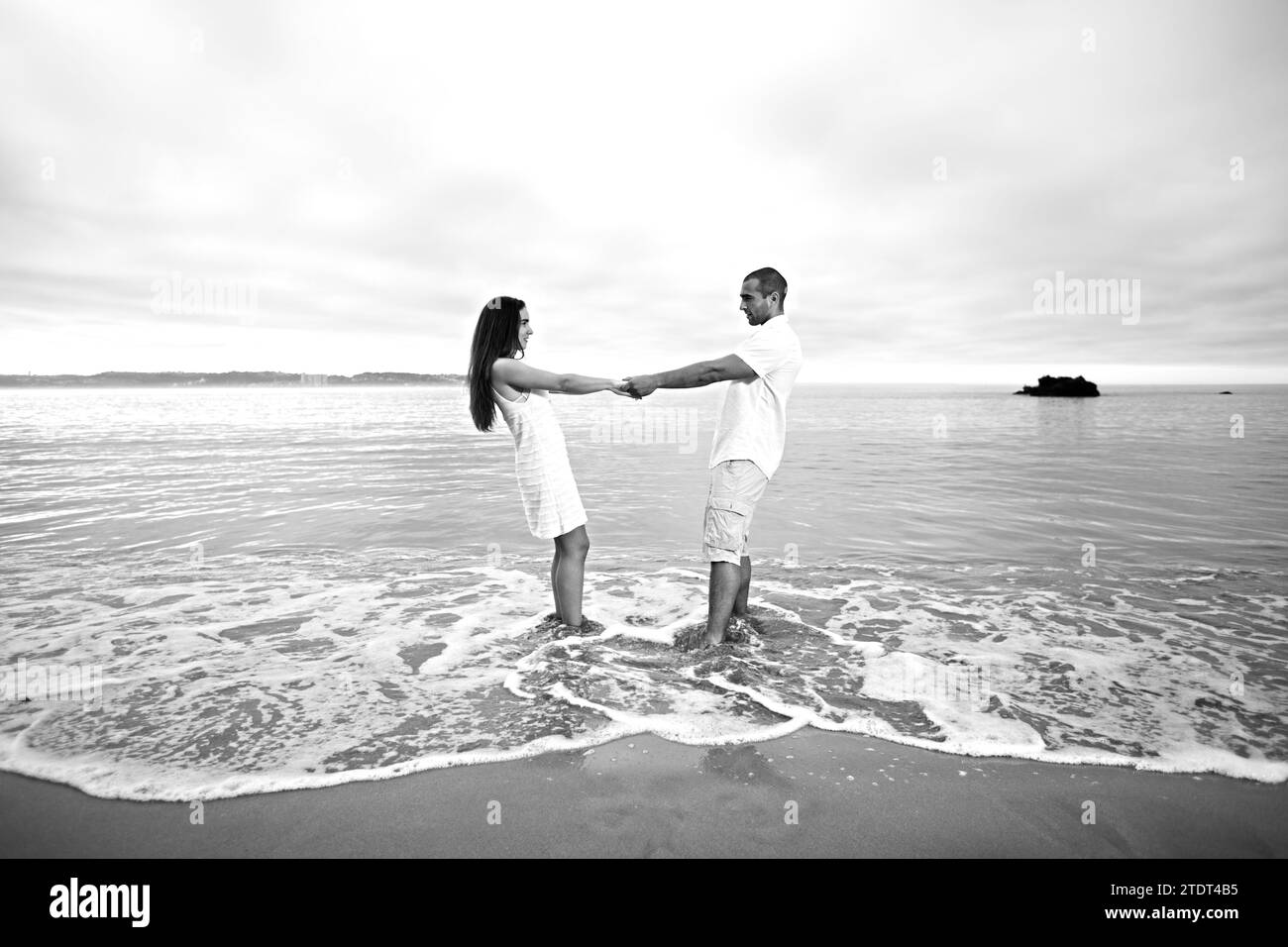 Couple passionné s'amusant à la plage Banque D'Images