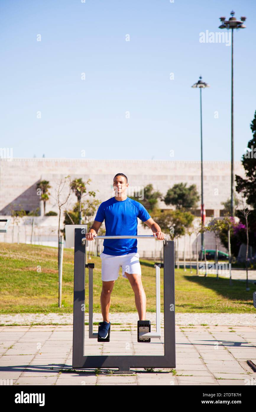 Homme s'exerçant dans une machine dans un parc public Banque D'Images