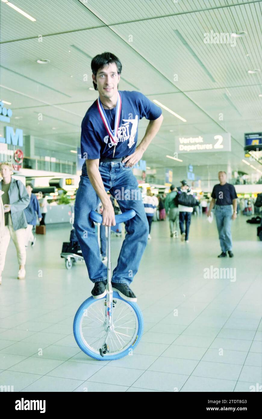 Homme médaillé sur un monocycle à Schiphol, Schiphol, 17-08-1999, Whizgle News from the Past, taillé pour l'avenir. Explorez les récits historiques, l'image de l'agence néerlandaise avec une perspective moderne, comblant le fossé entre les événements d'hier et les perspectives de demain. Un voyage intemporel façonnant les histoires qui façonnent notre avenir Banque D'Images