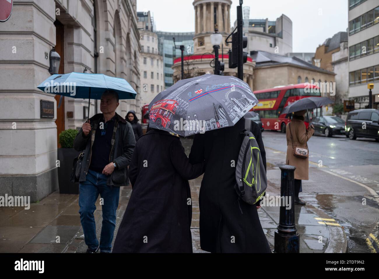 Acheteurs de Noël à Oxford Circus sur une journée d'hiver humide, Londres, Angleterre, Royaume-Uni Banque D'Images