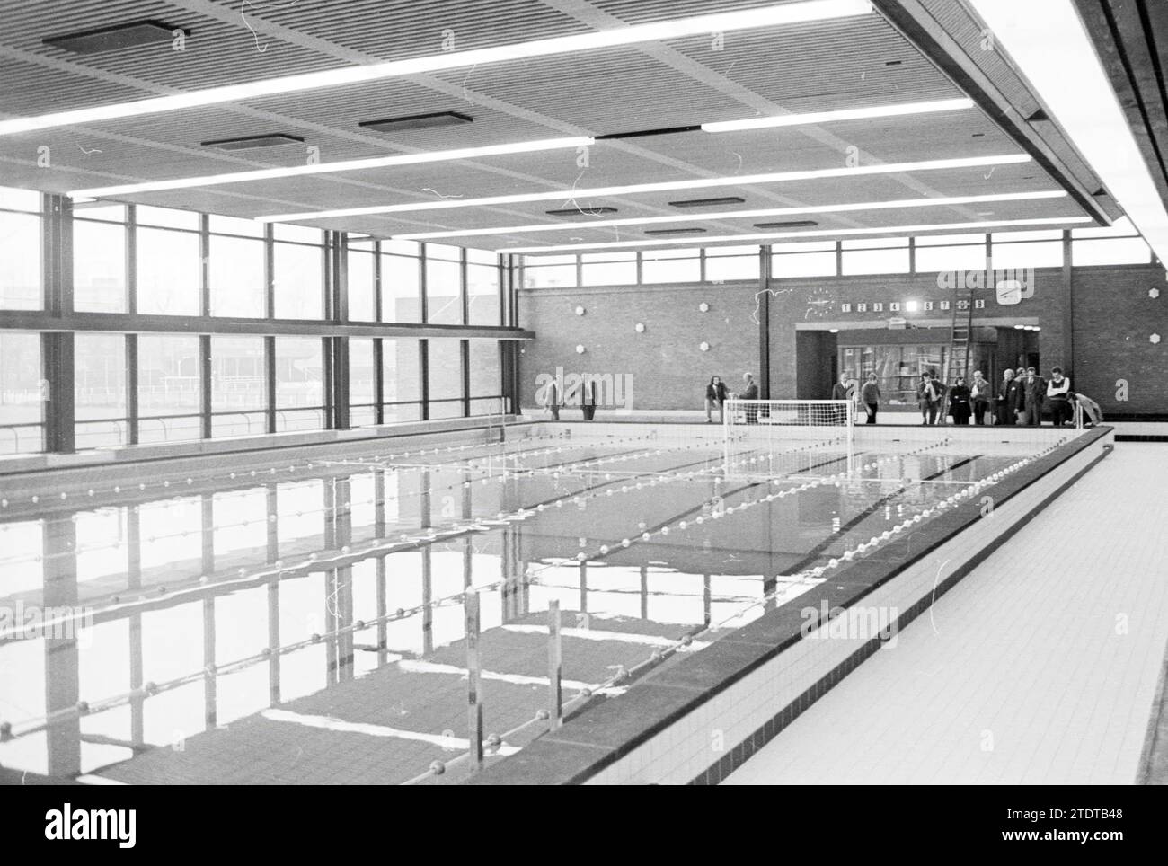 Piscine intérieure 'de Planet', Haarlem, Planetenlaan, pays-Bas, 00-12-1971, Whizgle nouvelles du passé, adaptées à l'avenir. Explorez les récits historiques, l'image de l'agence néerlandaise avec une perspective moderne, comblant le fossé entre les événements d'hier et les perspectives de demain. Un voyage intemporel façonnant les histoires qui façonnent notre avenir Banque D'Images