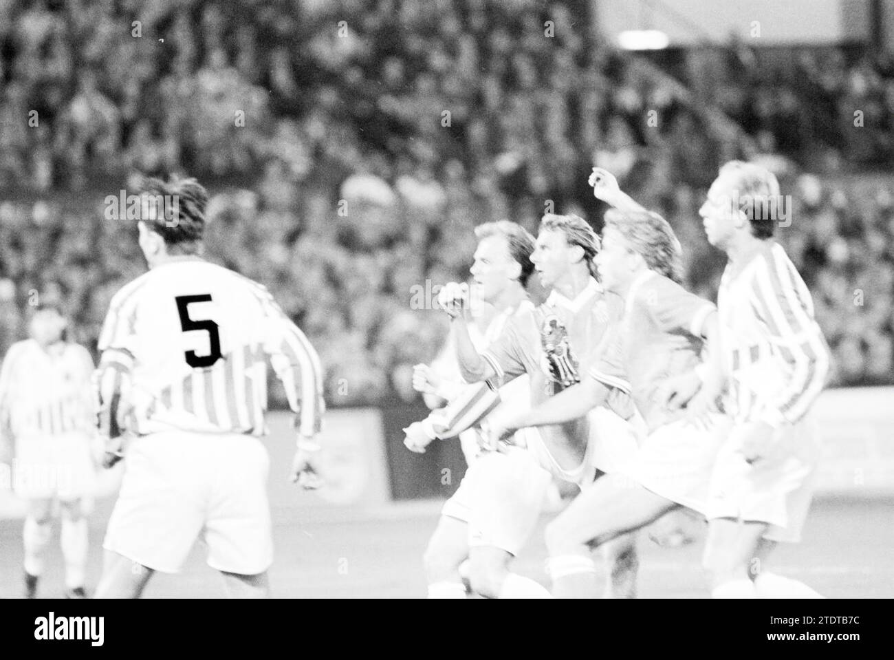 Football, pays-Bas - République tchèque, 15-11-1994, Whizgle nouvelles du passé, adaptées à l'avenir. Explorez les récits historiques, l'image de l'agence néerlandaise avec une perspective moderne, comblant le fossé entre les événements d'hier et les perspectives de demain. Un voyage intemporel façonnant les histoires qui façonnent notre avenir Banque D'Images