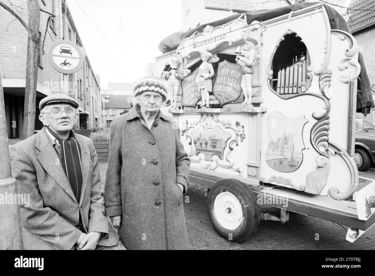 M. + Mme Janssen avec orgue, orgues et organistes, 08-01-1990, Whizgle News from the Past, sur mesure pour l'avenir. Explorez les récits historiques, l'image de l'agence néerlandaise avec une perspective moderne, comblant le fossé entre les événements d'hier et les perspectives de demain. Un voyage intemporel façonnant les histoires qui façonnent notre avenir Banque D'Images