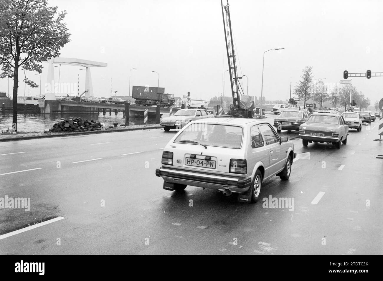Busy Spaarndamseweg, Waarderbrug, ponts, construction de ponts, occupé, routes, construction de routes, plantation de routes, Haarlem, Spaarndamseweg, pays-Bas, 17-05-1984, Whizgle News from the Past, taillé pour l'avenir. Explorez les récits historiques, l'image de l'agence néerlandaise avec une perspective moderne, comblant le fossé entre les événements d'hier et les perspectives de demain. Un voyage intemporel façonnant les histoires qui façonnent notre avenir Banque D'Images Busy Spaarndamseweg, Waarderbrug, ponts, construction de ponts, occupé, routes, construction de routes, plantation de routes, Haarlem, Spaarndamseweg, pays-Bas, 17-05-1984, Whizgle News from the Past, taillé pour l'avenir. Explorez les récits historiques, l'image de l'agence néerlandaise avec une perspective moderne, comblant le fossé entre les événements d'hier et les perspectives de demain. Un voyage intemporel façonnant les histoires qui façonnent notre avenir Banque D'Images
