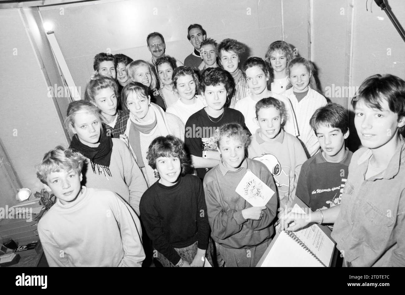 Chœur de jeunes au studio Bananas, Koren, 04-01-1990, Whizgle News from the Past, taillé pour l'avenir. Explorez les récits historiques, l'image de l'agence néerlandaise avec une perspective moderne, comblant le fossé entre les événements d'hier et les perspectives de demain. Un voyage intemporel façonnant les histoires qui façonnent notre avenir Banque D'Images