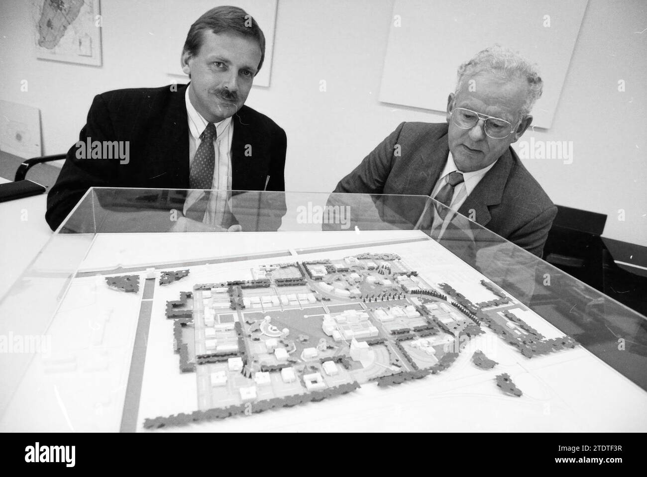 Deux hommes dans un parc d’affaires modèle Lijnden, agence immobilière Larmag, 23-07-1991, Whizgle News from the Past, taillé pour l’avenir. Explorez les récits historiques, l'image de l'agence néerlandaise avec une perspective moderne, comblant le fossé entre les événements d'hier et les perspectives de demain. Un voyage intemporel façonnant les histoires qui façonnent notre avenir Banque D'Images