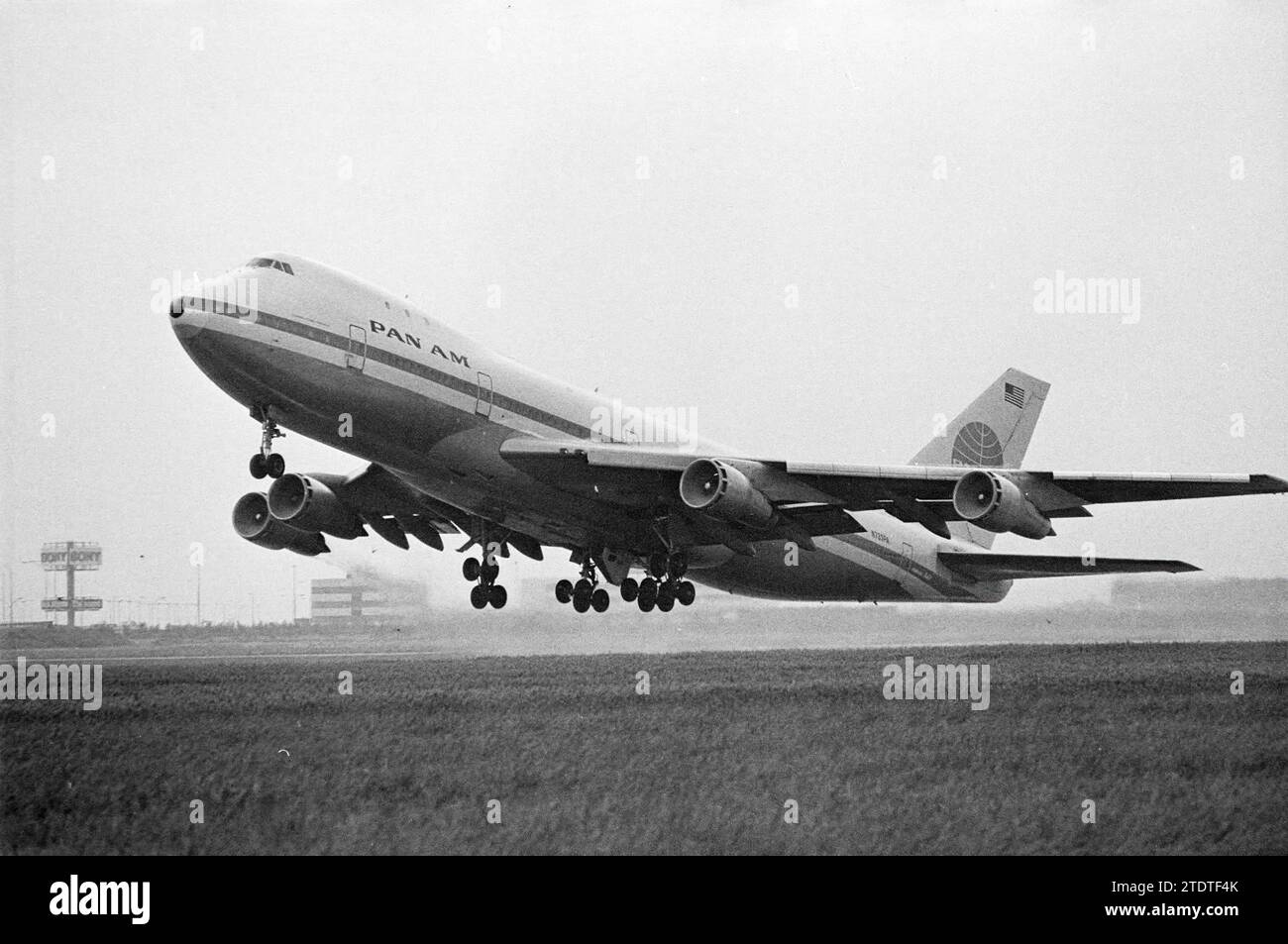 Arrêtez le ban Vijfhuizerweg. Spot pour les avions., Whizgle News from the Past, taillé pour l'avenir. Explorez les récits historiques, l'image de l'agence néerlandaise avec une perspective moderne, comblant le fossé entre les événements d'hier et les perspectives de demain. Un voyage intemporel façonnant les histoires qui façonnent notre avenir Banque D'Images