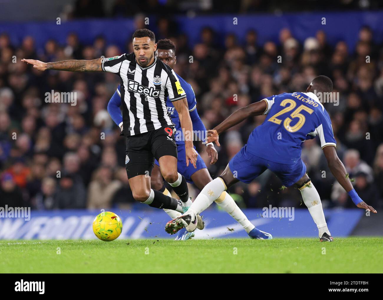 Londres, Royaume-Uni. 19 décembre 2023. Callum Wilson de Newcastle United affronte Moises Caicedo de Chelsea lors du match de la Carabao Cup à Stamford Bridge, Londres. Le crédit photo devrait se lire : David Klein/Sportimage crédit : Sportimage Ltd/Alamy Live News Banque D'Images