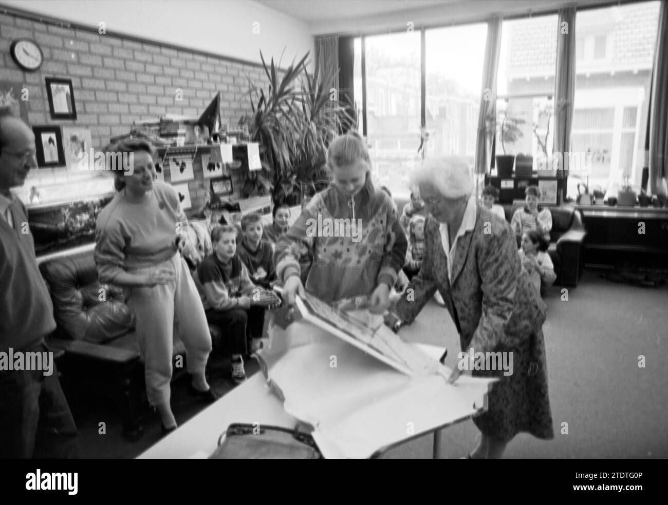 Gagnant de l'affiche Bavoschool, 02-06-1991, Whizgle News from the Past, taillé pour l'avenir. Explorez les récits historiques, l'image de l'agence néerlandaise avec une perspective moderne, comblant le fossé entre les événements d'hier et les perspectives de demain. Un voyage intemporel façonnant les histoires qui façonnent notre avenir Banque D'Images