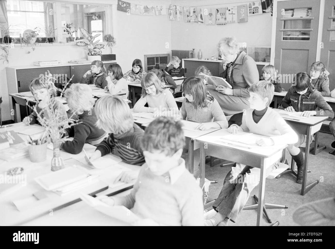 2 enseignants dans 1 district de classe B, formation du personnel, Beverwijk, pays-Bas, 05-03-1979, Whizgle nouvelles du passé, adaptées à l'avenir. Explorez les récits historiques, l'image de l'agence néerlandaise avec une perspective moderne, comblant le fossé entre les événements d'hier et les perspectives de demain. Un voyage intemporel façonnant les histoires qui façonnent notre avenir Banque D'Images