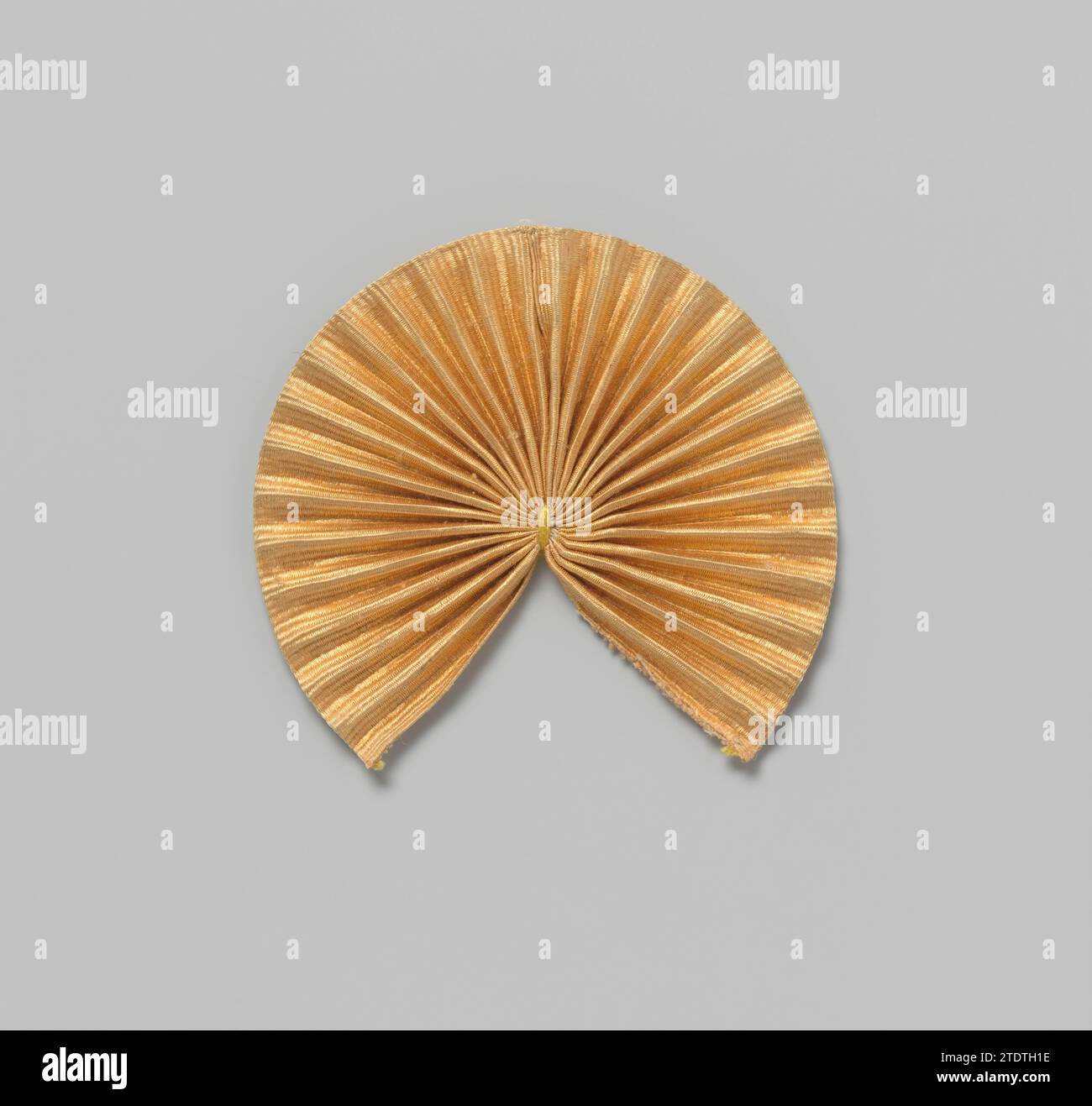 Rosette de chapeau de ruban de déchirure orange plissé, anonyme, c. 1700 - c. 1900 Rosette de chapeau de ruban de déchirure orange plissé. Partie d'un uniforme de milice. Amsterdam soie. Rosette de chapeau de ruban orange plissé. Partie d'un uniforme de milice. Amsterdam soie. Banque D'Images