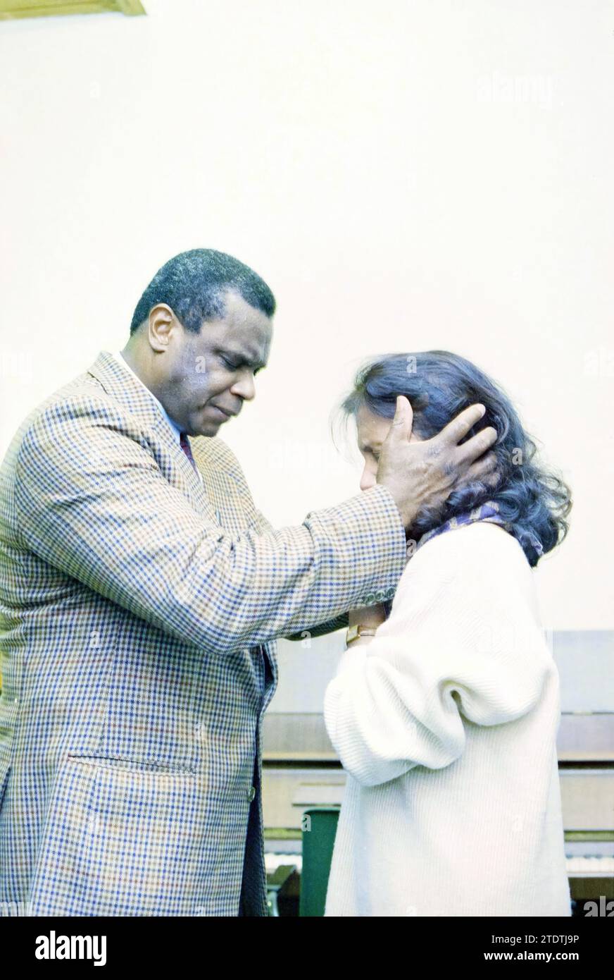 Service religieux avec guérison par la foi, 00-00-1994, Whizgle nouvelles du passé, adaptées à l'avenir. Explorez les récits historiques, l'image de l'agence néerlandaise avec une perspective moderne, comblant le fossé entre les événements d'hier et les perspectives de demain. Un voyage intemporel façonnant les histoires qui façonnent notre avenir Banque D'Images