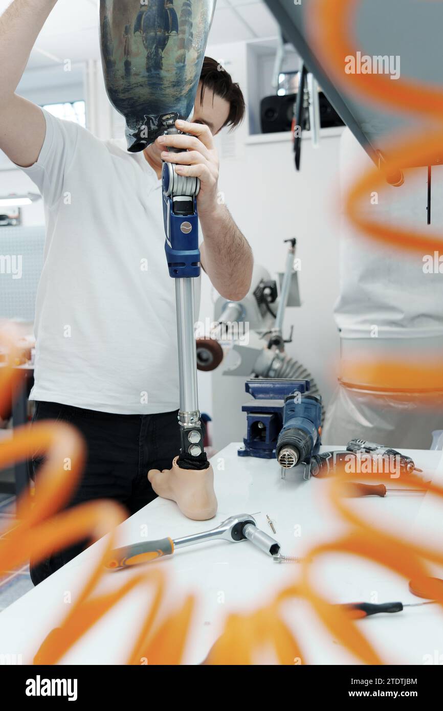 Récolte d'artisan méconnaissable ajustement et flexion de la jambe prothétique moderne à la section du genou Banque D'Images
