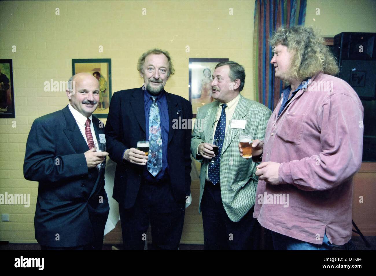 Soirée boisson au Strandhotel Grandorado, Zandvoort, 10-11-1999, Whizgle News from the Past, taillé pour l'avenir. Explorez les récits historiques, l'image de l'agence néerlandaise avec une perspective moderne, comblant le fossé entre les événements d'hier et les perspectives de demain. Un voyage intemporel façonnant les histoires qui façonnent notre avenir Banque D'Images