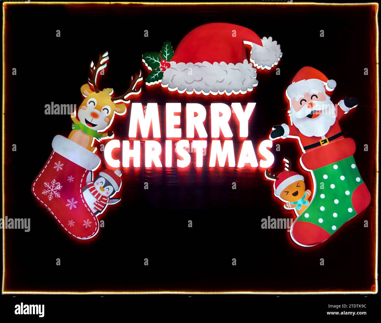 Décoration d'éclairage joyeux Noël avec espace de copie pour le texte. Noël signe des personnages sur un tableau lumineux. Banque D'Images