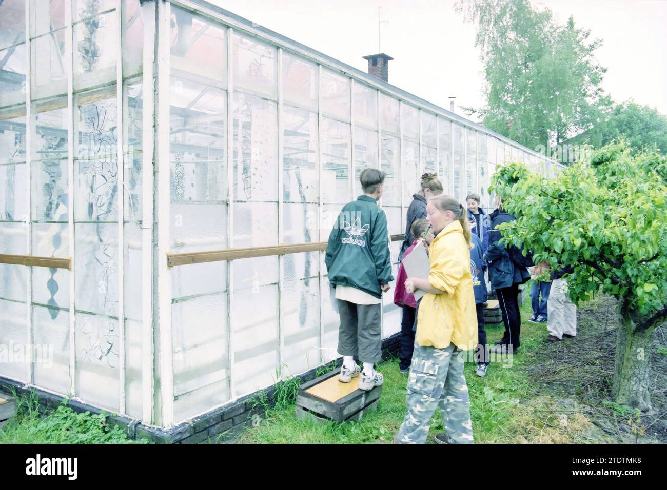 Les jeunes font une chasse au Trésor, Whizgle News from the Past, conçue pour l’avenir. Explorez les récits historiques, l'image de l'agence néerlandaise avec une perspective moderne, comblant le fossé entre les événements d'hier et les perspectives de demain. Un voyage intemporel façonnant les histoires qui façonnent notre avenir Banque D'Images