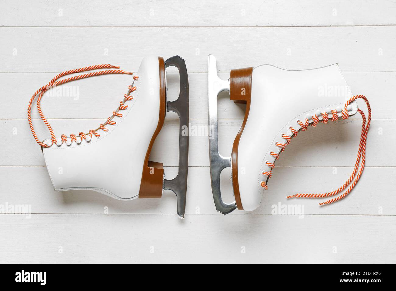 Patins à glace sur fond en bois blanc Banque D'Images