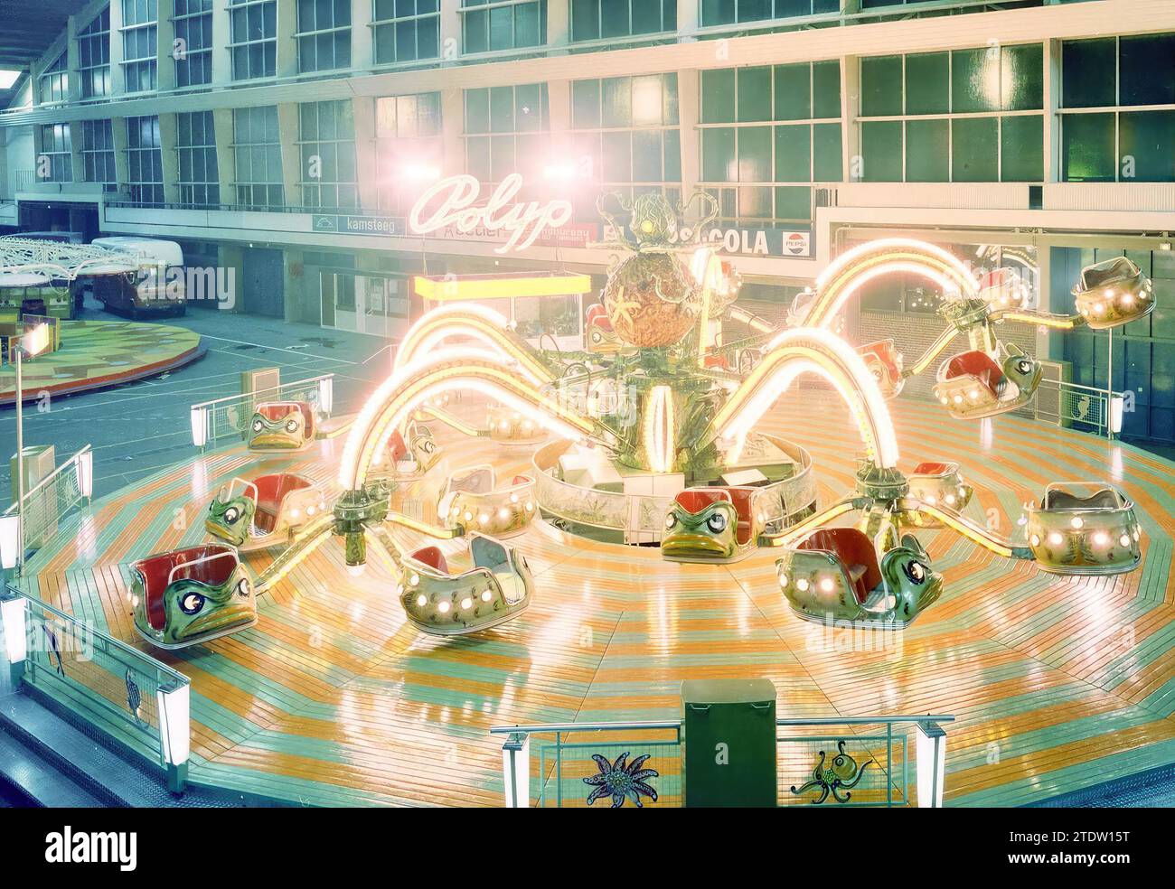 Attraction foraine Polyp dans le hall Oude RAI Amsterdam?, Whizgle News from the Past, adapté pour l'avenir. Explorez les récits historiques, l'image de l'agence néerlandaise avec une perspective moderne, comblant le fossé entre les événements d'hier et les perspectives de demain. Un voyage intemporel façonnant les histoires qui façonnent notre avenir Banque D'Images