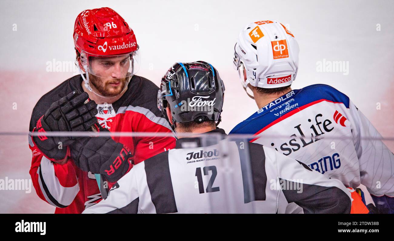 Lausanne, Vaud, Suisse. 19 décembre 2023. Lausanne Suisse, 12/19/2023, les capitaines des deux équipes (Lausanne HC et ZSC Lions) discutent avec un arbitre lors du dernier match de l’année 2023. Le match du 32e jour de la saison 2023-2024 et qui est aussi le dernier match de l’année 2023 qui s’est déroulé à la Vaudoise Arena de Lausanne entre Lausanne HC et ZSC Lions. ZSC Lions a gagné 4-2. (Image de crédit : © Eric Dubost/ZUMA Press Wire) USAGE ÉDITORIAL SEULEMENT! Non destiné à UN USAGE commercial ! Banque D'Images