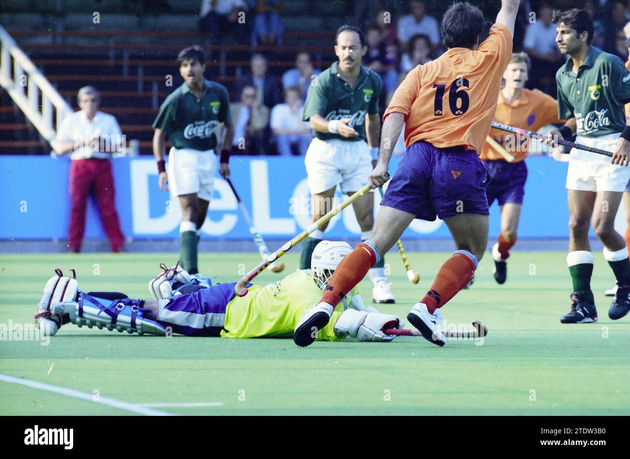 Finale de la coupe du monde de hockey, Pakistan - pays-Bas, 04-12-1994, Whizgle News from the Past, taillé pour l'avenir. Explorez les récits historiques, l'image de l'agence néerlandaise avec une perspective moderne, comblant le fossé entre les événements d'hier et les perspectives de demain. Un voyage intemporel façonnant les histoires qui façonnent notre avenir Banque D'Images