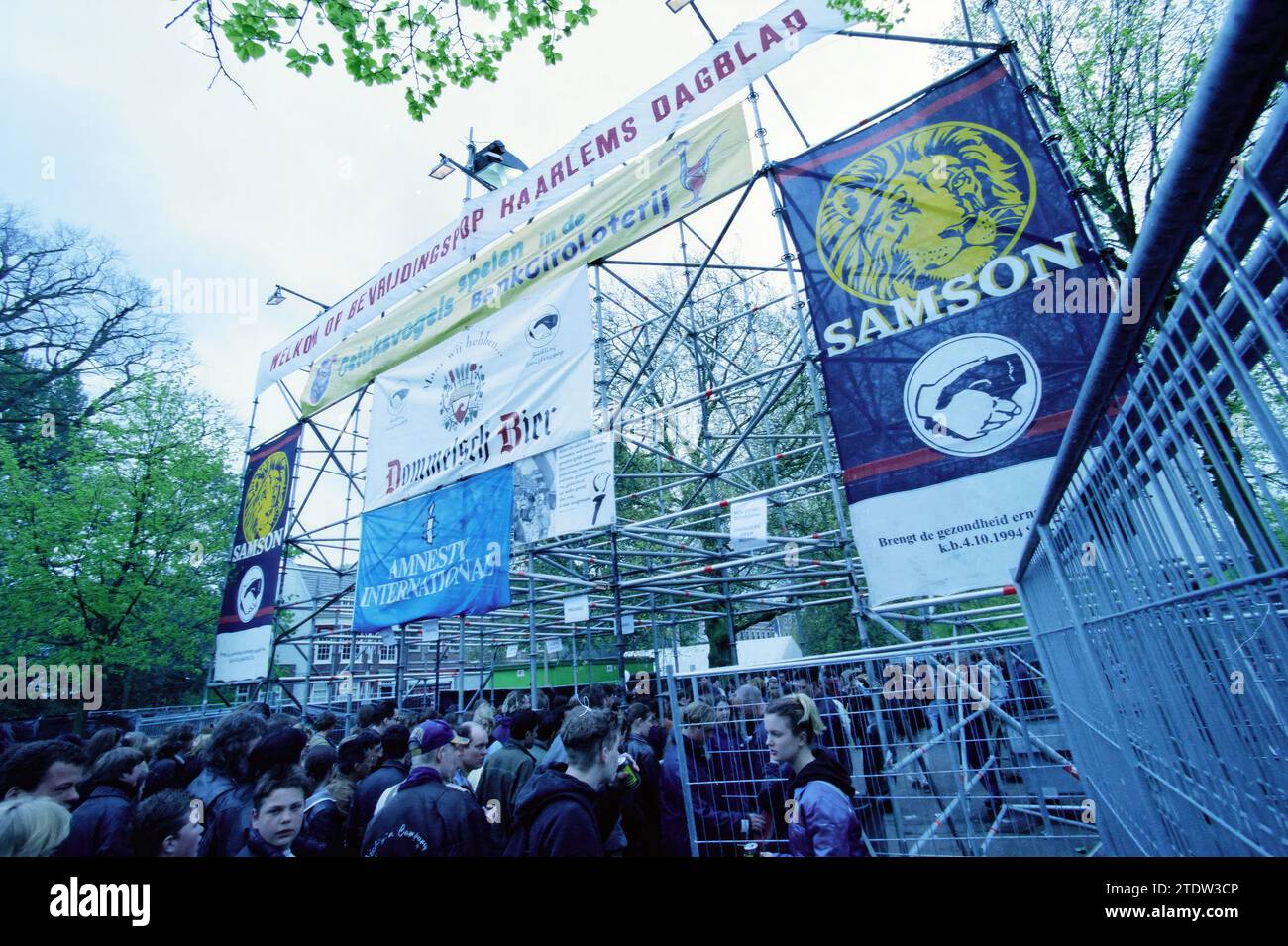 Diverses poupées de libération Haarlem, Haarlem, pays-Bas, 04-05-1998, Whizgle News from the Past, taillées sur mesure pour l'avenir. Explorez les récits historiques, l'image de l'agence néerlandaise avec une perspective moderne, comblant le fossé entre les événements d'hier et les perspectives de demain. Un voyage intemporel façonnant les histoires qui façonnent notre avenir Banque D'Images