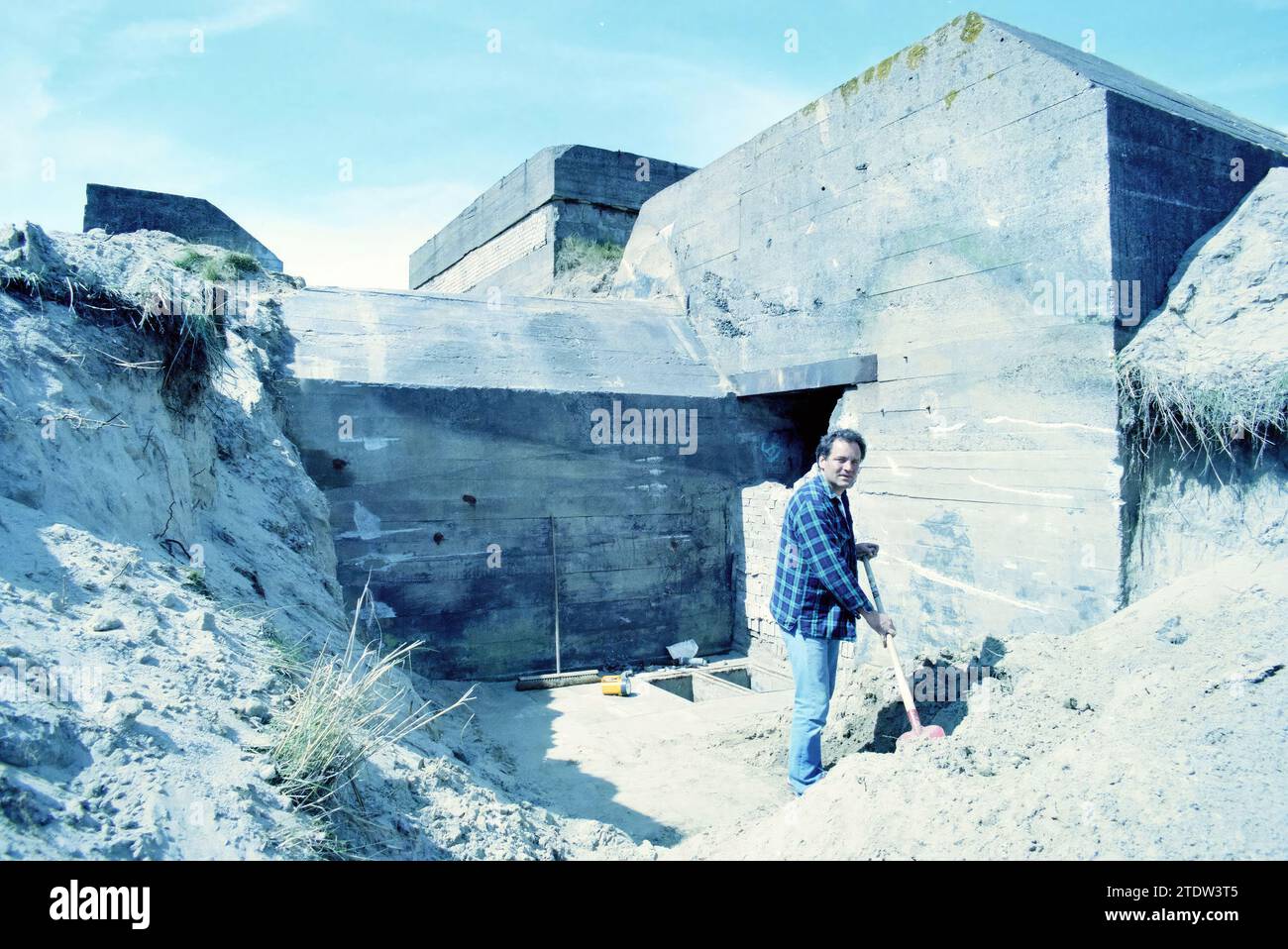 Richard van Beek at bunker, Wijk aan Zee, Wijk aan Zee, 28-04-1996, Whizgle News from the Past, taillé pour l'avenir. Explorez les récits historiques, l'image de l'agence néerlandaise avec une perspective moderne, comblant le fossé entre les événements d'hier et les perspectives de demain. Un voyage intemporel façonnant les histoires qui façonnent notre avenir Banque D'Images