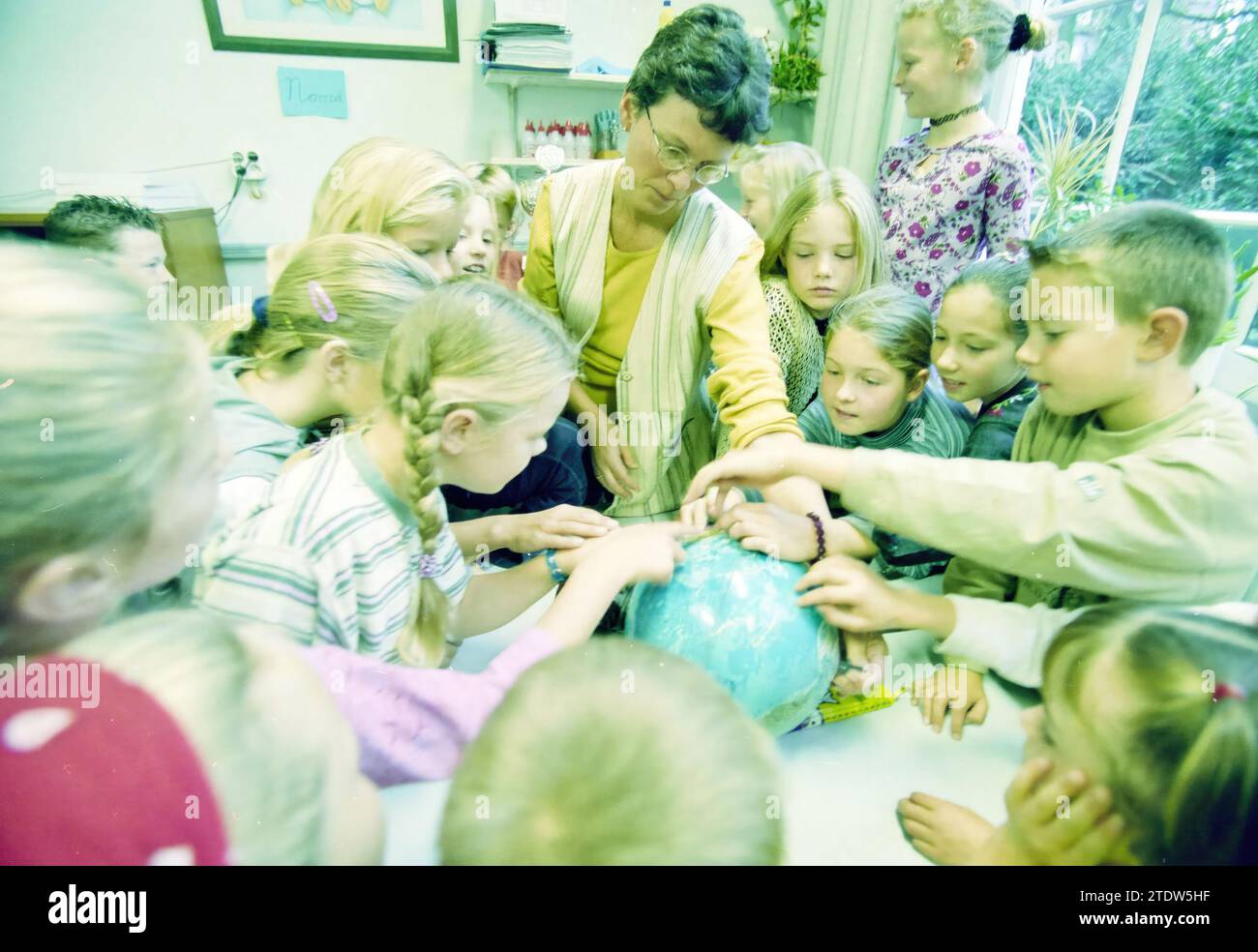 Professeur à St. Franciscus School, Haarlemmerliede, Haarlemmerliede, 28-09-2000, Whizgle nouvelles du passé, adaptées à l'avenir. Explorez les récits historiques, l'image de l'agence néerlandaise avec une perspective moderne, comblant le fossé entre les événements d'hier et les perspectives de demain. Un voyage intemporel façonnant les histoires qui façonnent notre avenir Banque D'Images