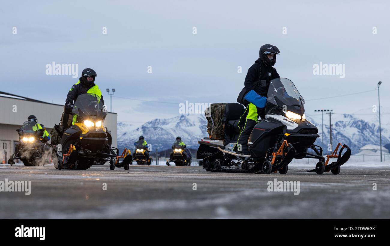 Les Marines américains avec le détachement Delta Company, 4th Law Enforcement Battalion, Marine Forces Reserve, se préparent à charger un KC-130J Super Hercules affecté au Marine Aerial Refueler transport Squadron 152, 1st Marine Aircraft Wing, sur la base interarmées Elmendorf-Richardson, Alaska, le 4 décembre 2023. Les Marines se sont rendus dans l’arrondissement nord-ouest de l’Arctique en Alaska et ont voyagé en motoneige et en avion pour livrer des jouets aux enfants dans des villages reculés dans le cadre du programme Toys for Tots. (Photo du corps des Marines des États-Unis par le caporal lance Juan Diaz) Banque D'Images