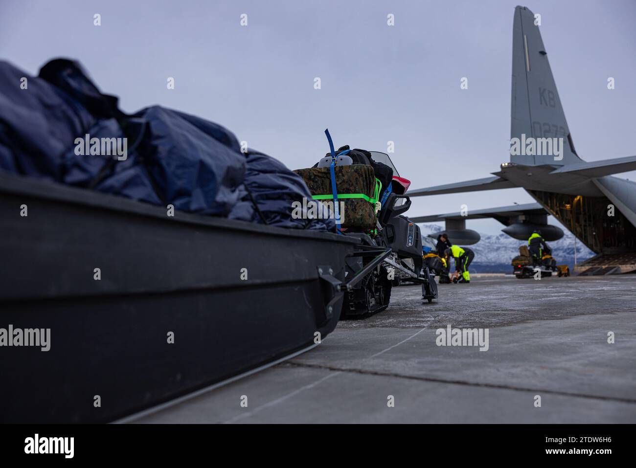 Les Marines américains avec le détachement Delta Company, 4th Law Enforcement Battalion, Marine Forces Reserve, se préparent à charger un KC-130J Super Hercules affecté au Marine Aerial Refueler transport Squadron 152, 1st Marine Aircraft Wing, sur la base interarmées Elmendorf-Richardson, Alaska, le 4 décembre 2023. Les Marines se sont rendus dans l’arrondissement nord-ouest de l’Arctique en Alaska et ont voyagé en motoneige et en avion pour livrer des jouets aux enfants dans des villages reculés dans le cadre du programme Toys for Tots. (Photo du corps des Marines des États-Unis par le caporal lance Juan Diaz) Banque D'Images