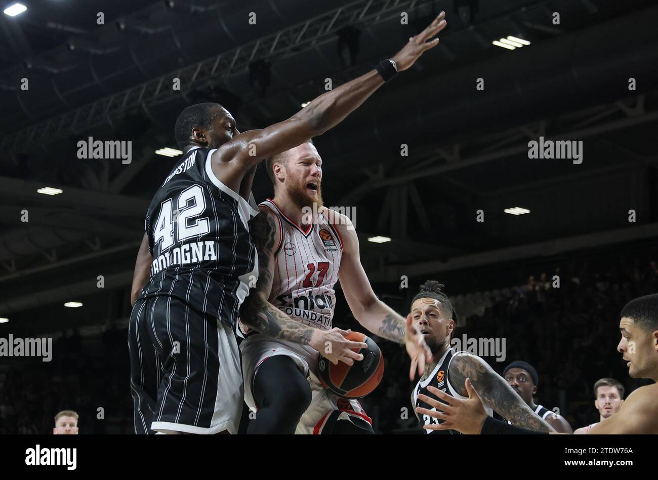 Bologne, Italie. 19 décembre 2023. Q27pendant le match de championnat de basket-ball Euroleague Segafredo Virtus Bologne vs. Olympiacos Piraeus. Bologne, le 19 décembre 2023 au Segafredo Arena Credit : Independent photo Agency/Alamy Live News Banque D'Images